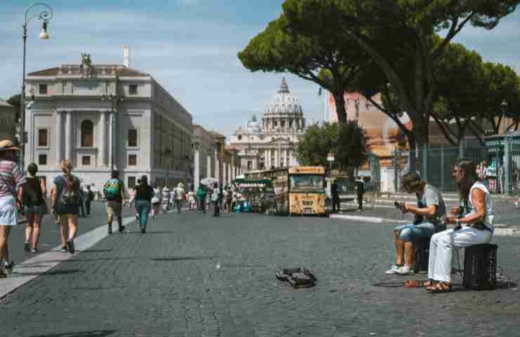 Immagine di Roma con dei turisti