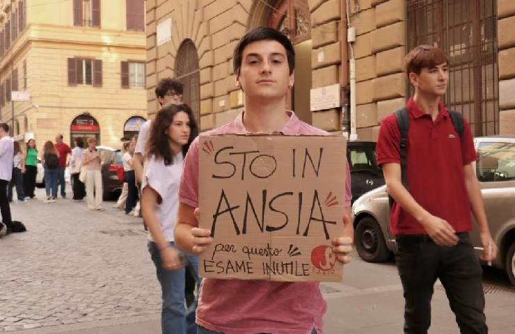 Ragazzo protesta contro l'esame di maturità