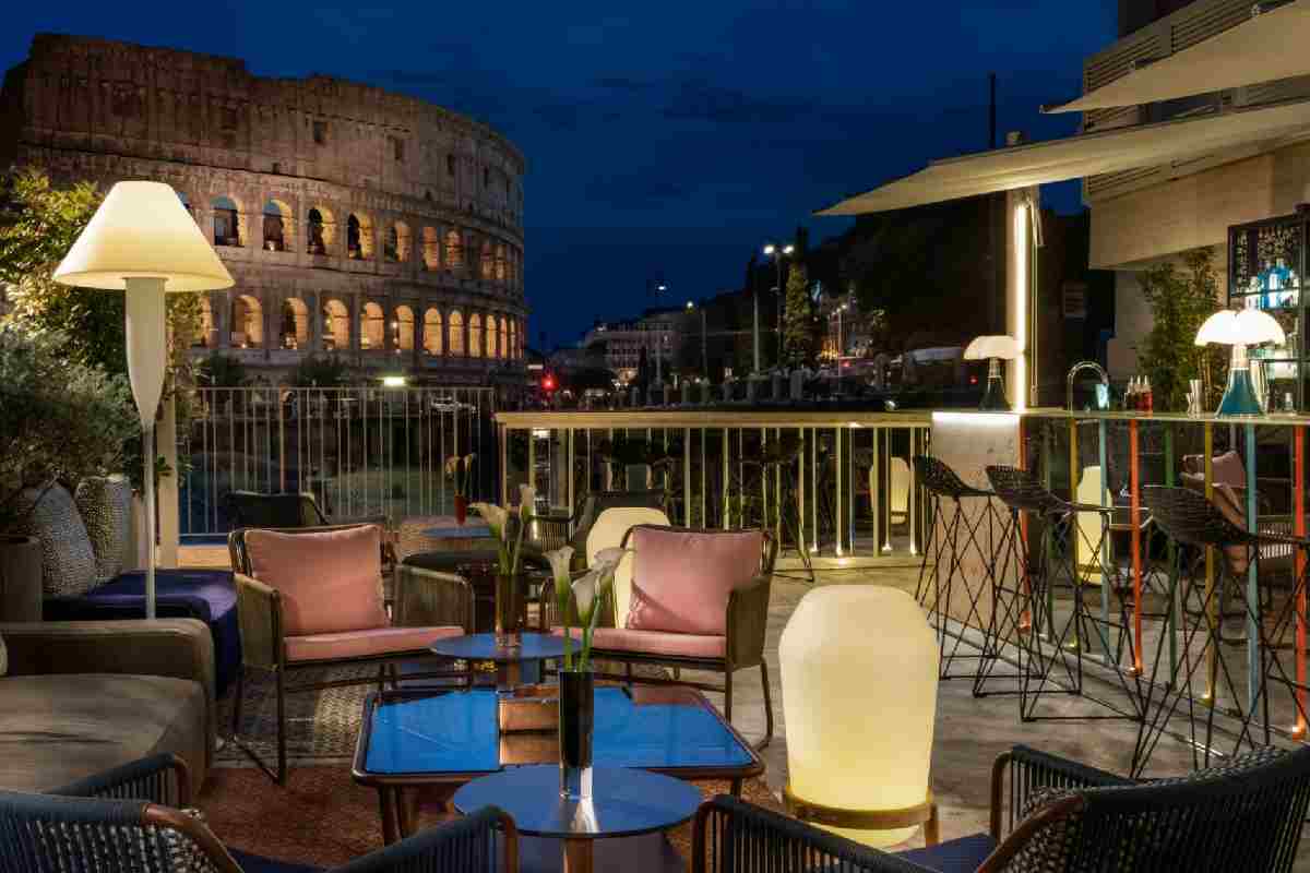 Il rooftop cocktail bar The Court davanti al Colosseo, Roma