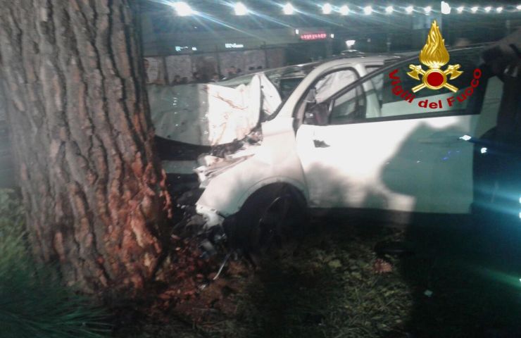 Macchina contro un albero a Roma