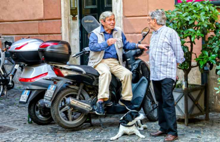 Due persone anziane che parlano a Roma