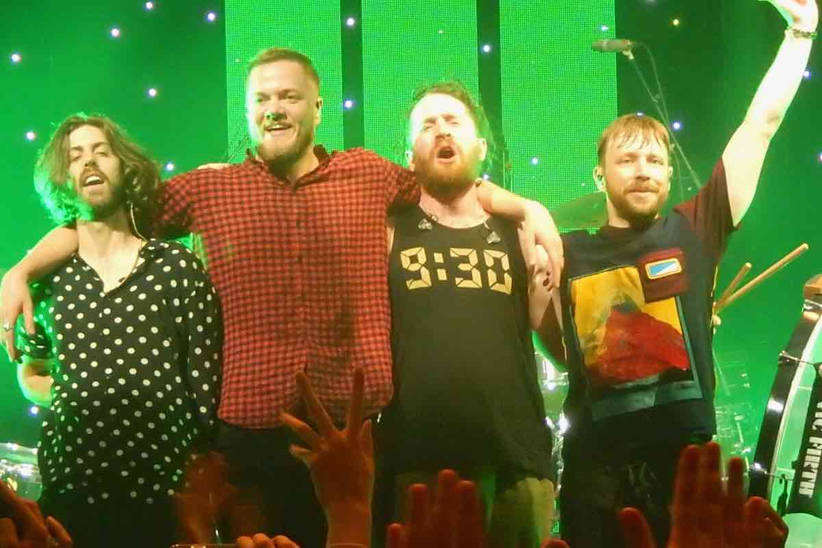 Gruppo degli Imagine Dragons alla fine di un loro concerto ringraziano i fan