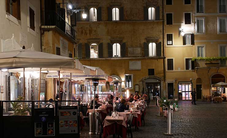 una vista serale su un ristorante romano