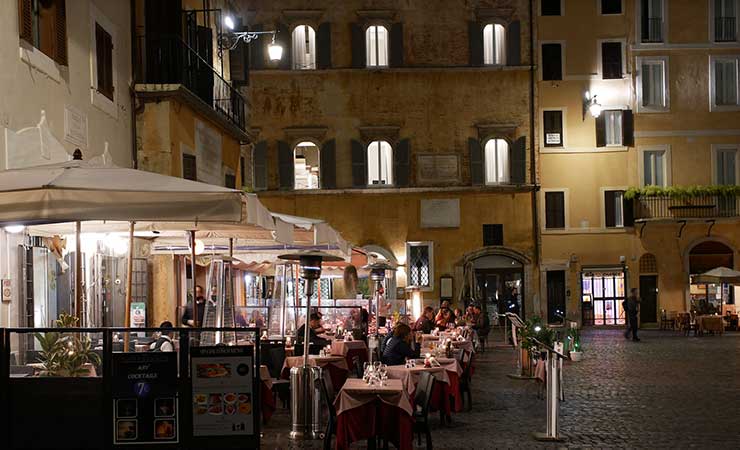 Una vista serale su un ristorante romano