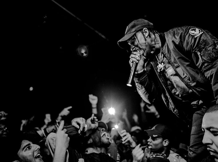 Travis Scott durante un suo concerto live ripreso dalla folla di fan