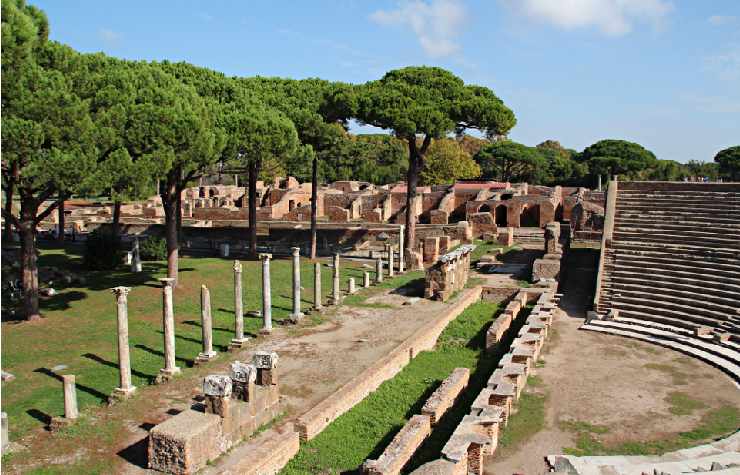 Teatro di Roma Ostia Antica con pini romani e antiche rovine