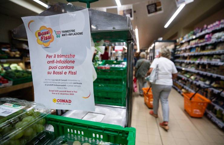 Trimestre anti-inflazione, iniziativa del carrello tricolore nei supermercati