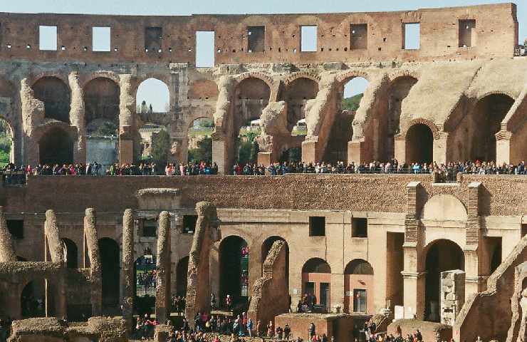 Visitatori al Colosseo di Roma
