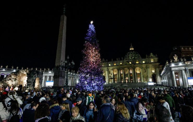 Albero di Natale in Piazza del Popolo affollata