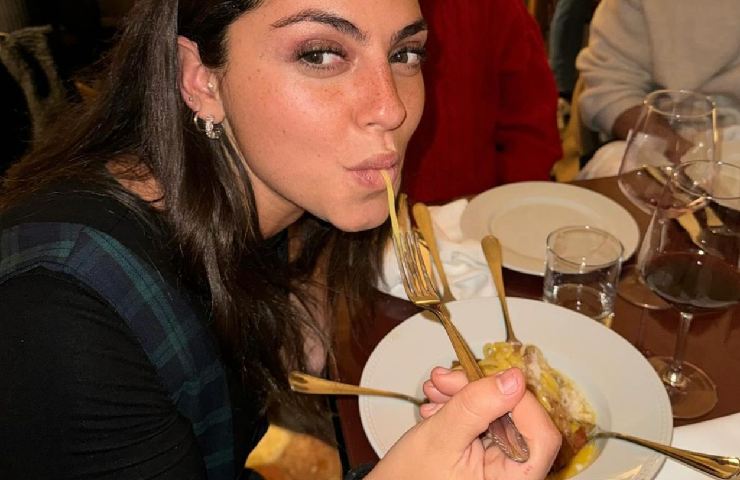 Federica Zacchia mentre mangia un primo piatto nel nuovo ristorante di Caccamo "Nena"