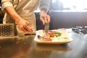 Un piatto preparato da uno chef